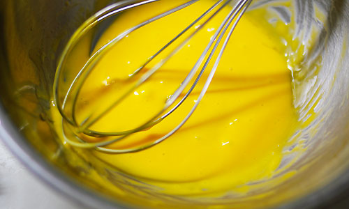 卵黄とオリーブオイルを混ぜる