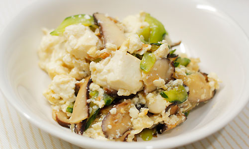 きゅうりと椎茸と豆腐の炒め物