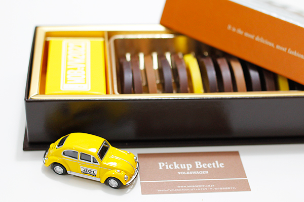 フォルクスワーゲンのビートルの「PICKUP BEETLE」チョコレートとミニチュアカー