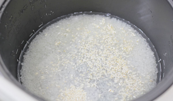 米に米粒麦を入れる
