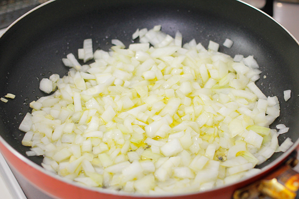 玉ねぎをオリーブオイルで炒める