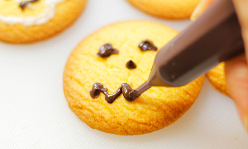 デコペンでクッキーに顔を描く