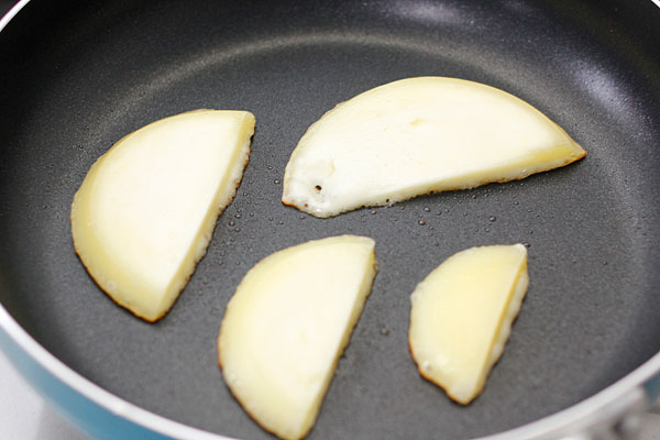 フライパンでチーズを焼く