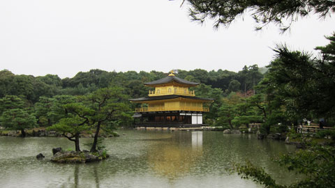 雨の金閣寺